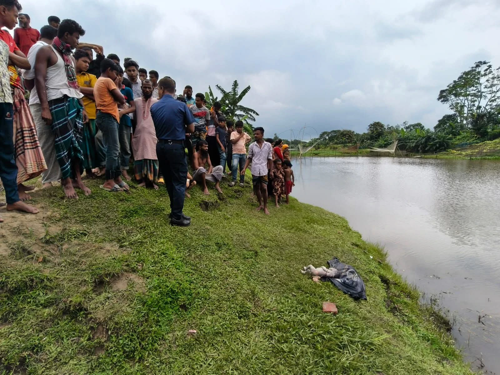 ইটের সঙ্গে বাঁধা অবস্থায় নদী থেকে নবজাতক কন্যাশিশুর মরদেহ উদ্ধার
