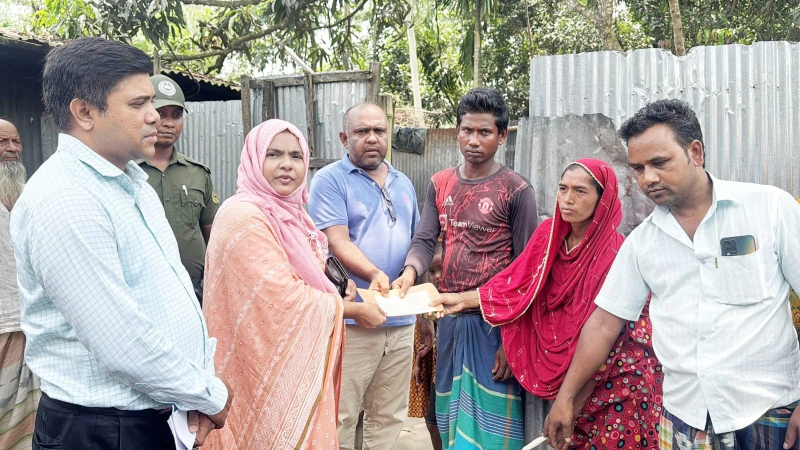গঙ্গাচড়ায় বন্যার পানিতে শিশুর মৃত্যু, পরিবারের পাশে উপজেলা প্রশাসন