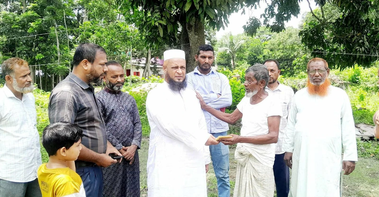 অসহায় পরিবারের হাতে আর্থিক সহায়তা তুলে দিলেন জামায়াতের আমির