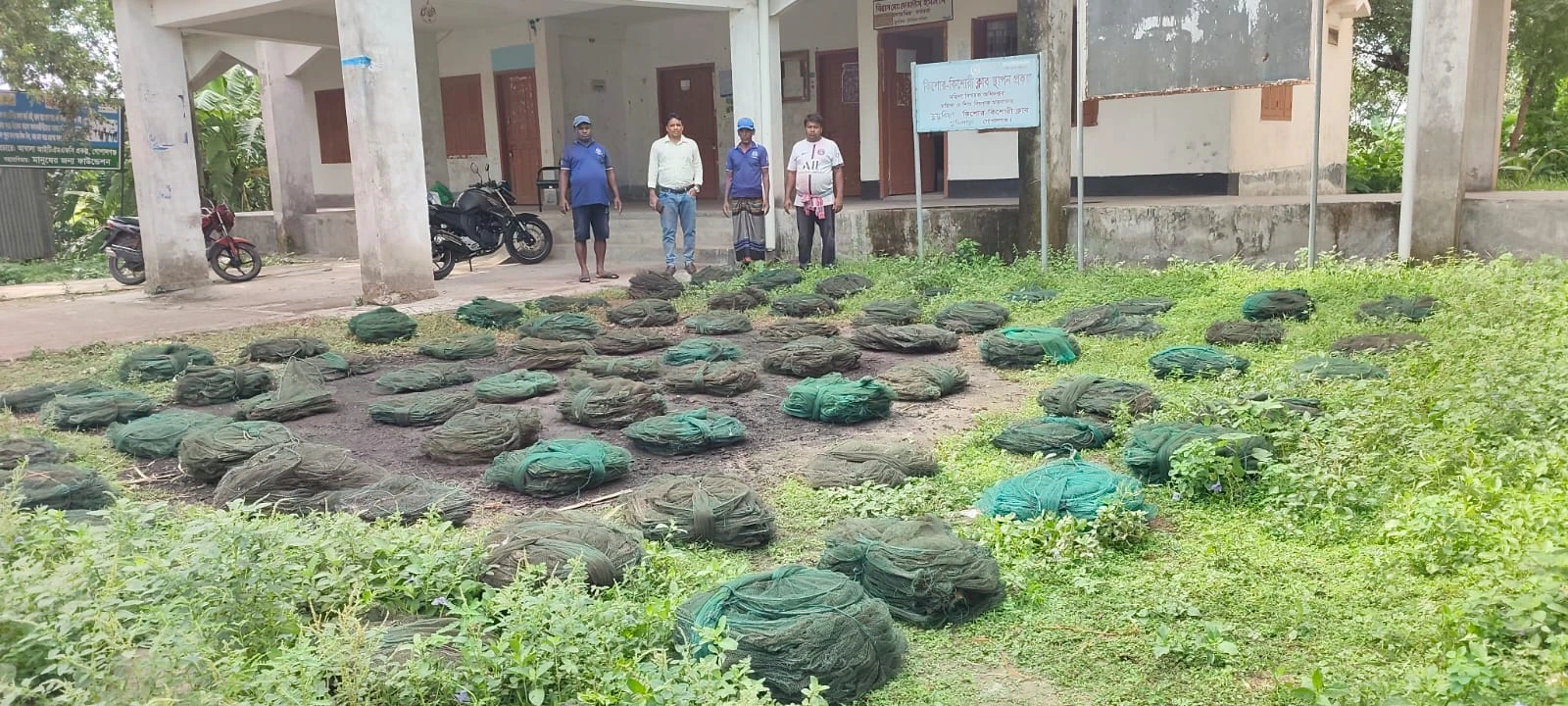 টুঙ্গিপাড়ায় ২ লাখ ৮০ হাজার টাকার অবৈধ চায়না দুয়ারি জাল উদ্ধার