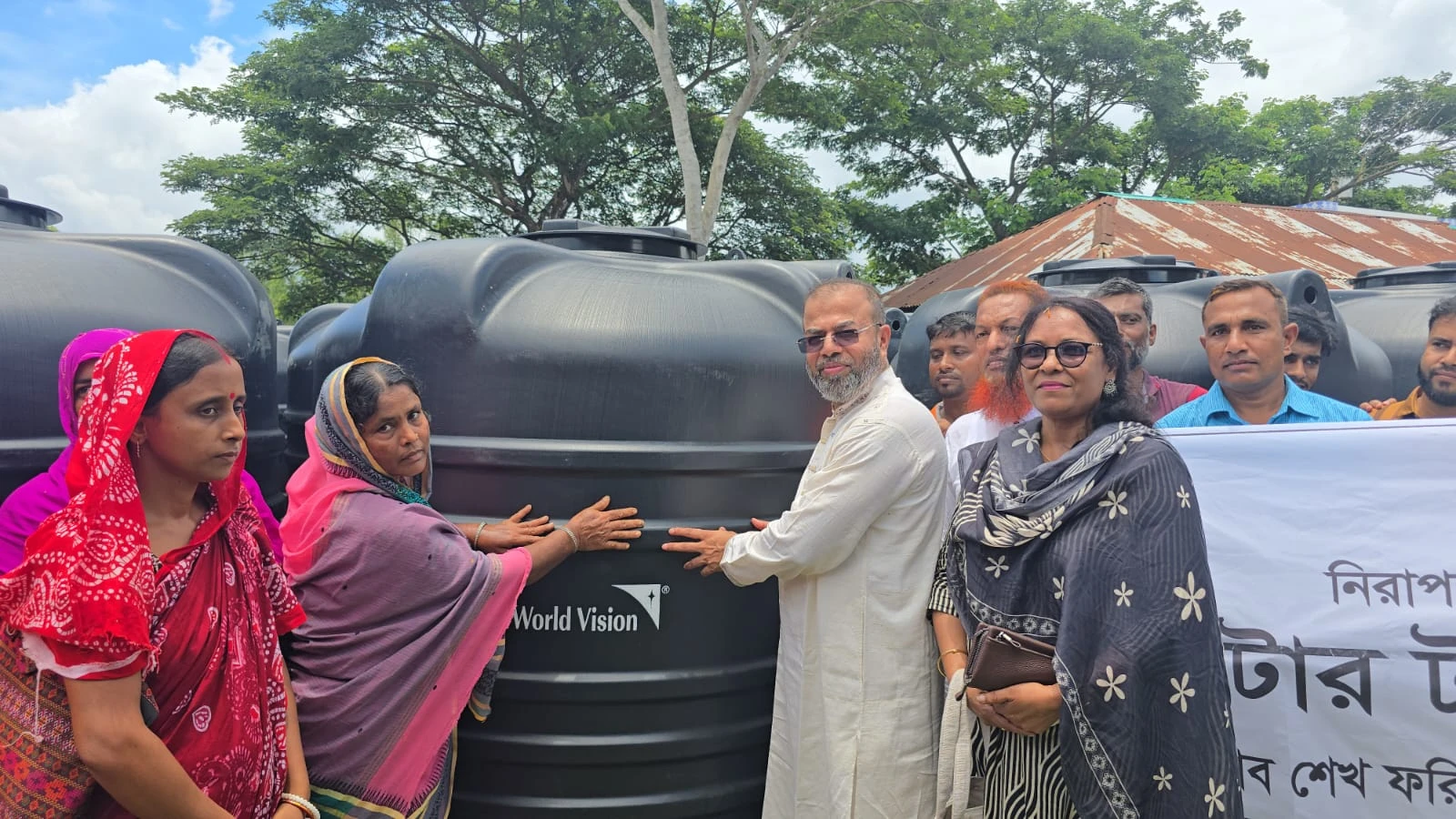 উপকূলীয় এলাকায় নিরাপদ সুপেয় পানি নিশ্চিত করতে রামপালে ২১৫ পরিবারের মাঝে ওয়াটার ট্যাংক বিতরণ