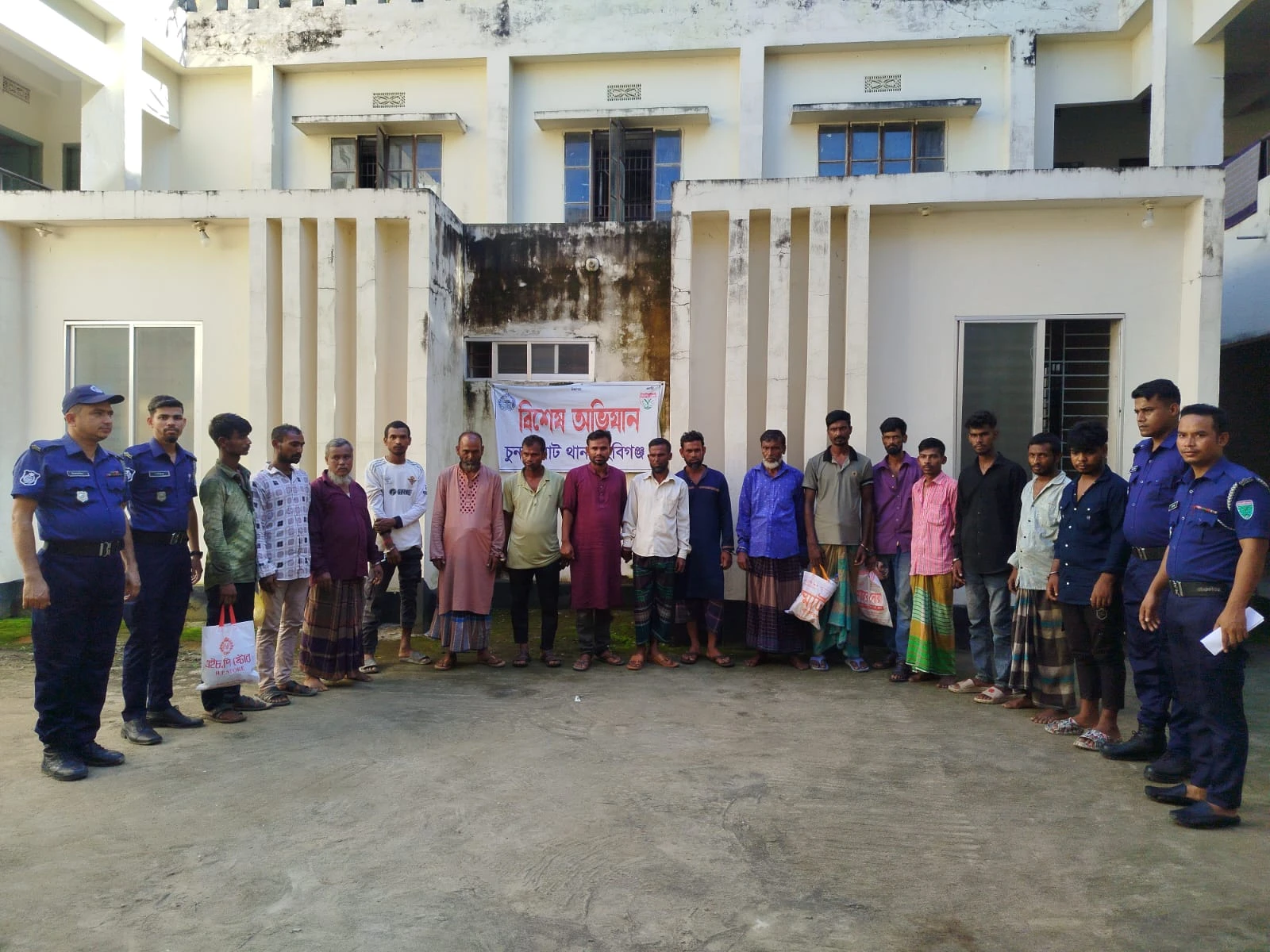 চুনারুঘাট থানা পুলিশের বিশেষ অভিযানে ১১ পরোয়ানাভুক্ত আসামি গ্রেফতার