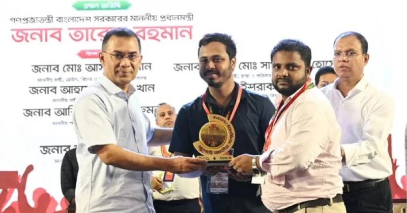আহত ও শহীদ পরিবারের হাতে জুলাই স্মৃতি স্মারক তুলে দিলেন প্রধানমন্ত্রী