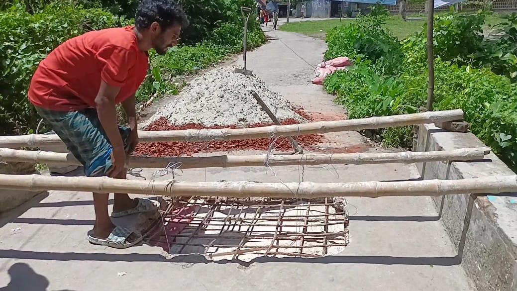 কালকিনিতে সরকারি বরাদ্দের অপেক্ষা না করে নিজেদের অর্থে ভাঙা ব্রিজ সংস্কার