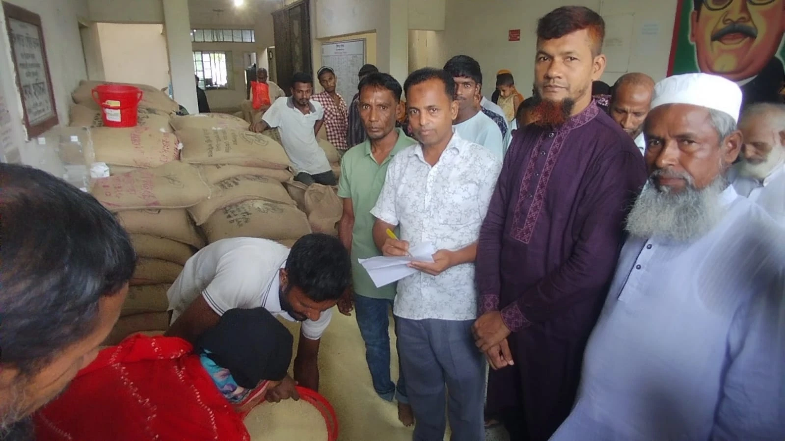 টুঙ্গিপাড়ায় দুস্থদের মাঝে জিআর চাল বিতরণ
