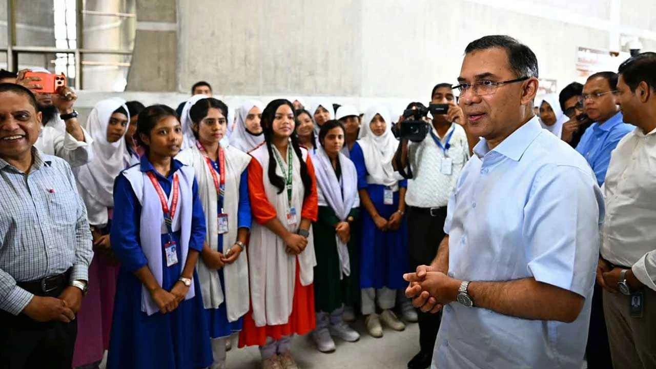 সংসদ পরিদর্শনে শিক্ষার্থীরা, বিরতিতে প্রধানমন্ত্রীর সঙ্গে সাক্ষাৎ