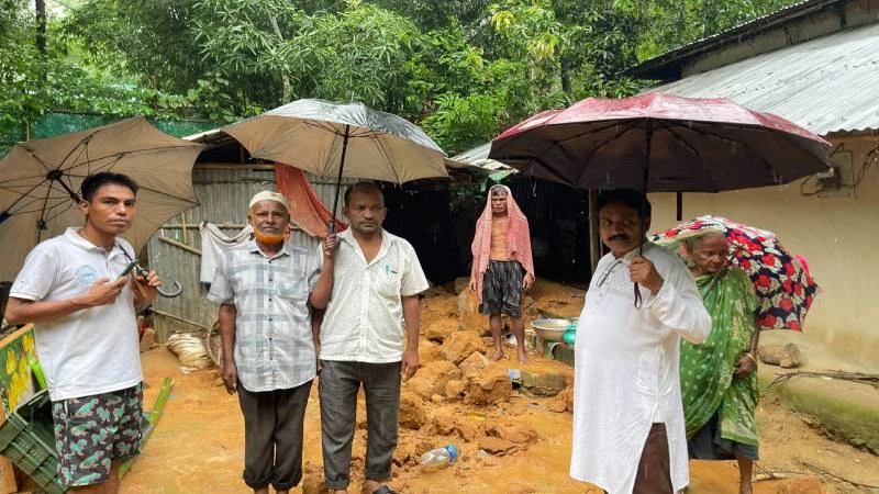 উখিয়ার হলদিয়ায় টানা বৃষ্টিতে  বসতঘরের দেয়াল ধস, অল্পের জন্য প্রাণে বাঁচল কাজল ধরের পরিবার