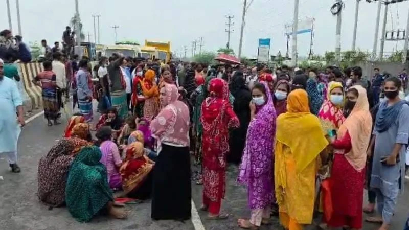 ঢাকা-আরিচা মহাসড়কে শ্রমিকদের অবরোধ, যানবাহনের দীর্ঘ সারি