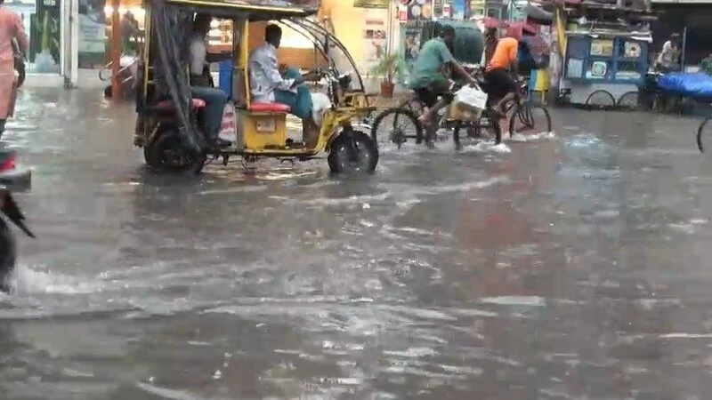 বৃষ্টিতে নারায়ণগঞ্জ শহরে তীব্র যানজট, ভোগান্তিতে নগরবাসী