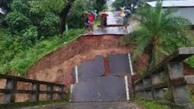 প্রবল বর্ষণে ধসে পড়েছে সেতু, বান্দরবান-রাঙ্গামাটি সড়ক যোগাযোগ বিচ্ছিন্ন