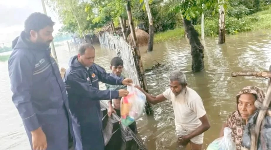 কক্সবাজারে বন্যাদুর্গতদের ৩০ লাখ টাকাও ও সাড়ে ৪০০ মেট্রিক টন চাল বরাদ্দ দিয়েছে সরকার