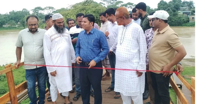 ধোবাউড়ার গোয়াতলায় অস্থায়ী কাঠের সেতু উদ্বোধন, এক মাসের দুর্ভোগের অবসান