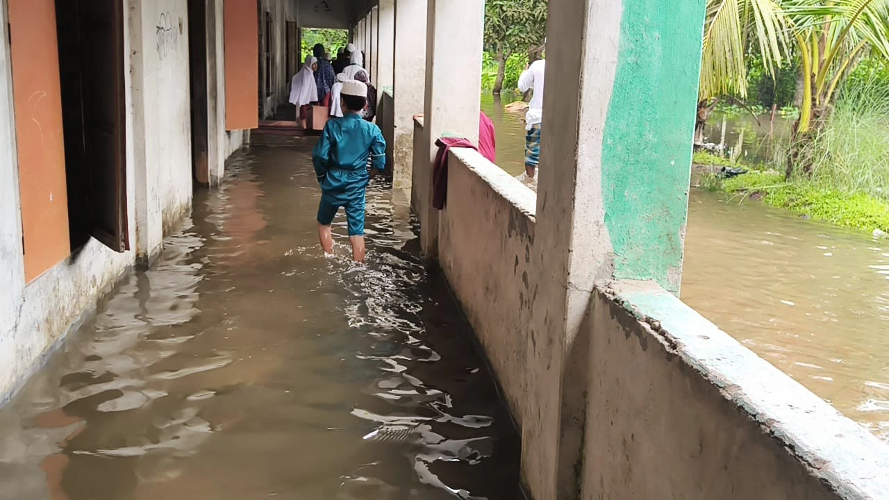 ক্লাসরুমে কোমরসমান পানি, বই-খাতা নষ্ট: টুঙ্গিপাড়ায় ৩৬০ শিক্ষার্থীর পাঠদান বন্ধ