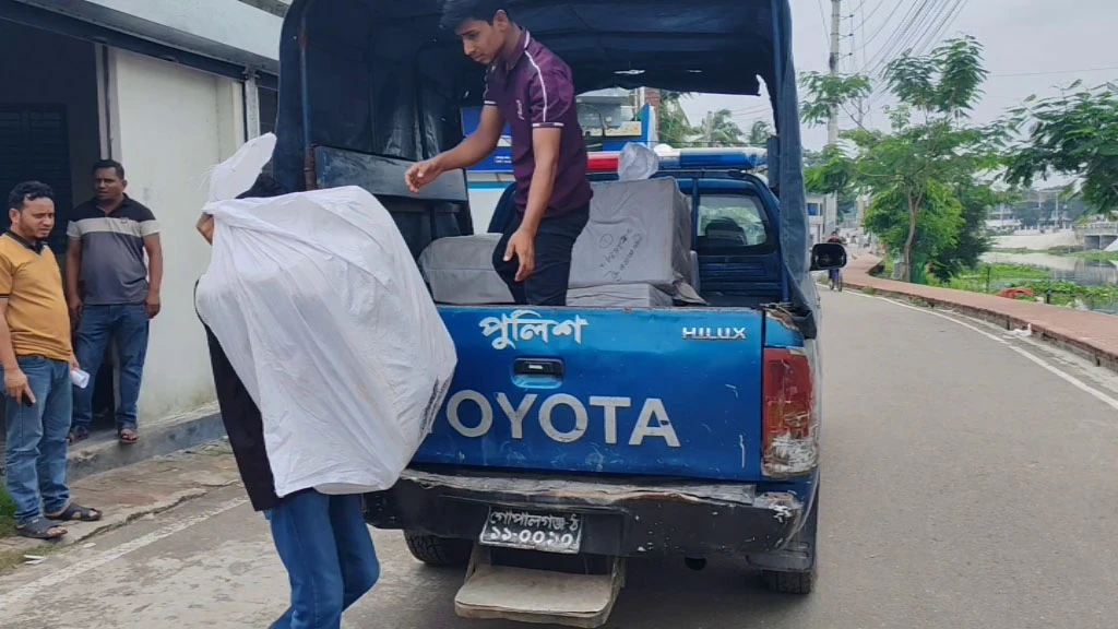 গোপালগঞ্জে কুরিয়ার অফিসে অভিযান, ৭১ হাজার পিস নকল সিগারেট জব্দ