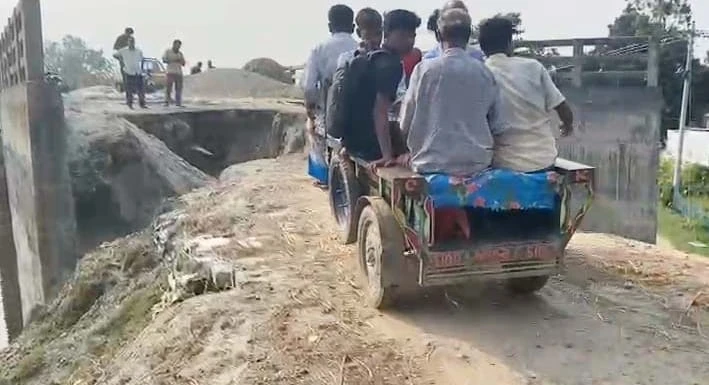 রৌমারীতে সেতুর সংযোগ সড়ক ধসে ঝুঁকিতে যান চলাচল, বাড়ছে দুর্ঘটনার আশঙ্কা