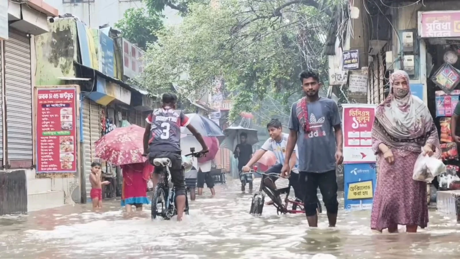 টানা বৃষ্টিতে জলাবদ্ধতায় বিপর্যস্ত সাভার পৌরসভার জনজীবন