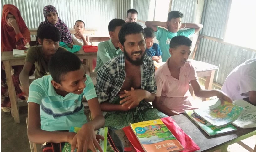 বৃষ্টিকে উপেক্ষা করে বিদ্যালয়ে কোমলমতি শিক্ষার্থীদের উপস্থিতি