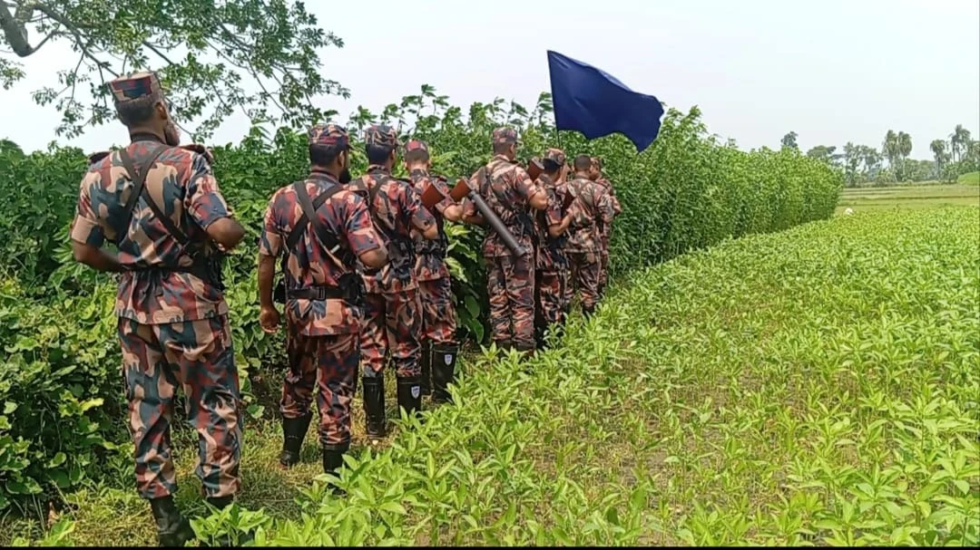 সাতক্ষীরা সীমান্তে ভারতীয় চোরাকারবারিদের লক্ষ্য করে বিজিবির গুলিবর্ষণ, চোরাচালান প্রতিহত