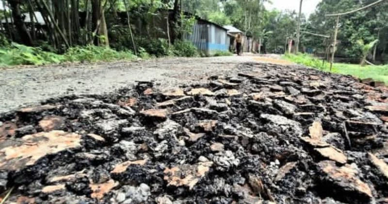 ৬৫ লাখ টাকার সড়ক এক সপ্তাহেই নষ্ট, হাতের টানেই উঠে যাচ্ছে পিচ