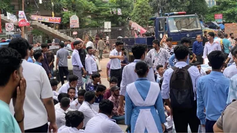 শিক্ষামন্ত্রীর পদত্যাগ দাবিতে ফের জড়ো হয়েছেন রাজধানীর শিক্ষার্থীরা