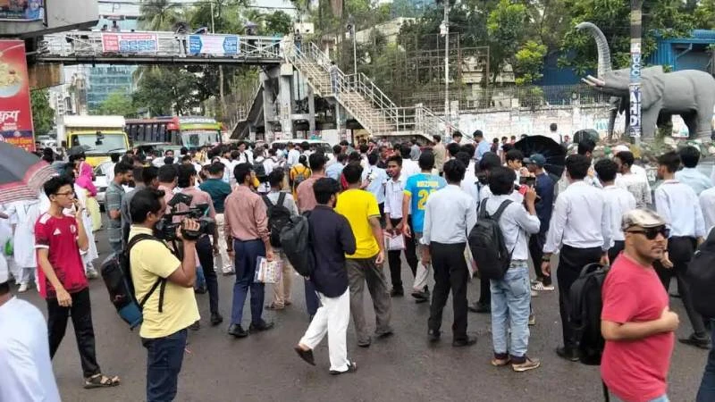 সচিবালয়ের পথে লংমার্চে এইচএসসি পরীক্ষার্থীরা