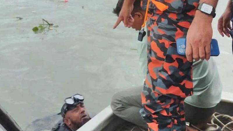 লঞ্চের ধাক্কায় বুড়িগঙ্গায় ট্রলারডুবি, নিখোঁজ ২