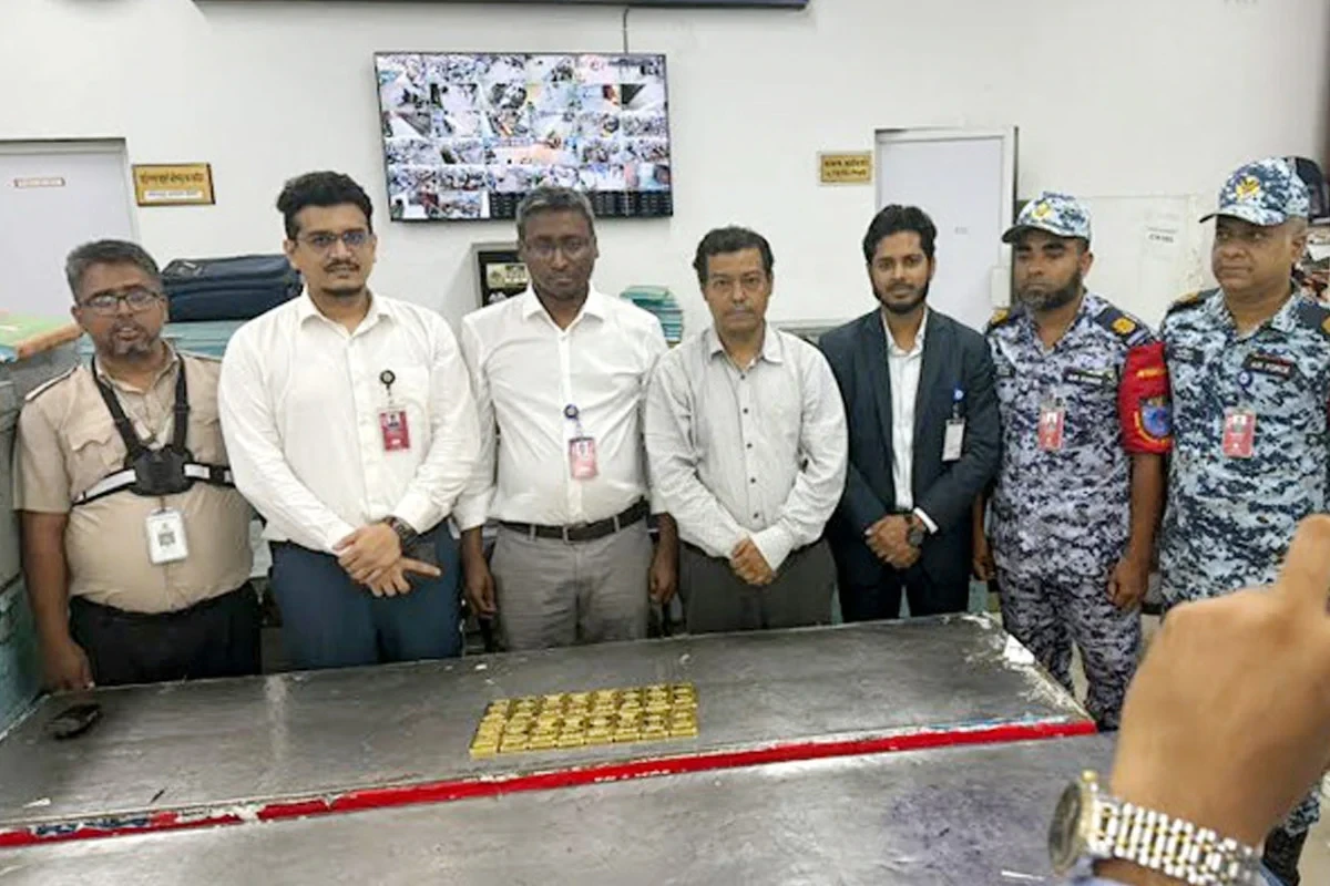 শাহজালালে ফলের ক্যারেটে লুকানো ১৬ কেজি স্বর্ণ জব্দ