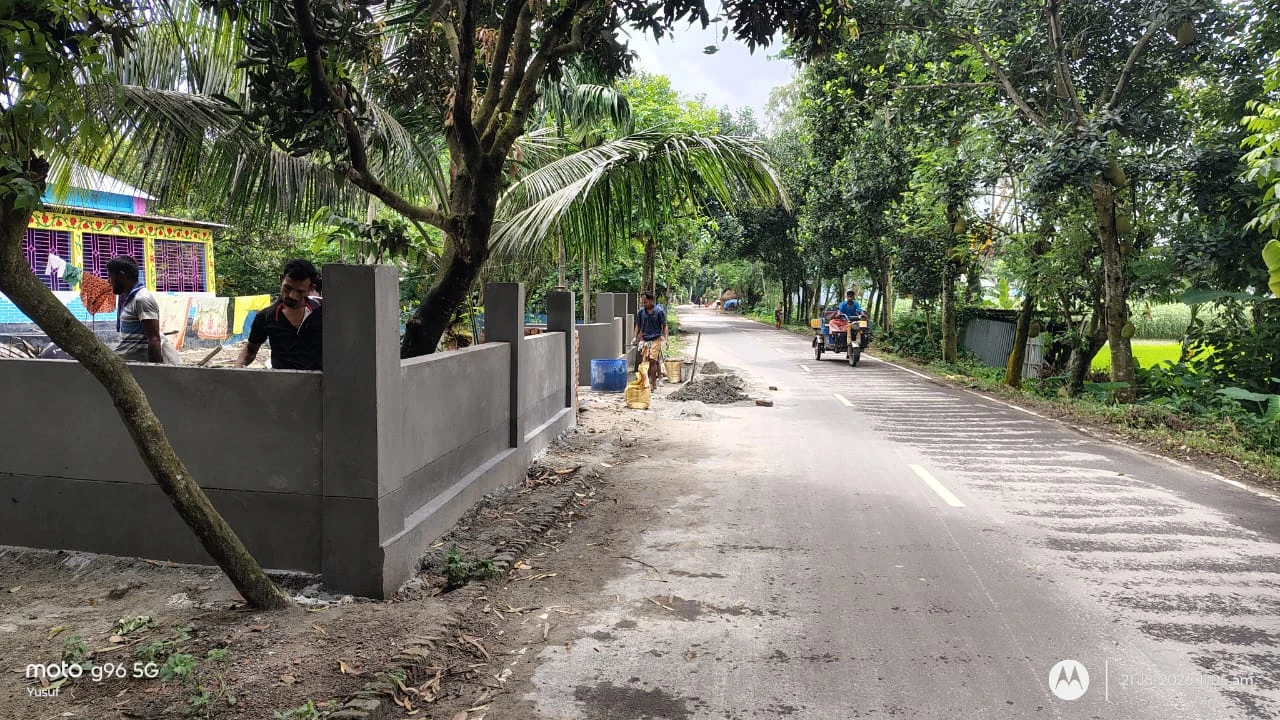 বগুড়ায় সরকারি সড়কের অধিকগ্রহণকৃত জমিতে অবৈধভাবে বাউন্ডারি ওয়াল নির্মাণের অভিযোগ