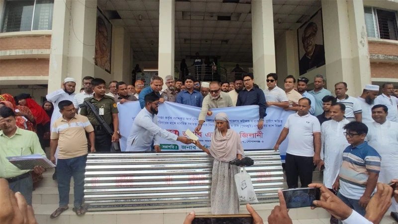 টুঙ্গিপাড়ায় দুর্যোগে ক্ষতিগ্রস্ত ৬০ পরিবারের মাঝে ঢেউটিন ও চেক বিতরণ