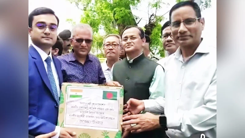 তারেক রহমানকে ৭৮০ কেজি আনারস উপহার ত্রিপুরার মুখ্যমন্ত্রীর