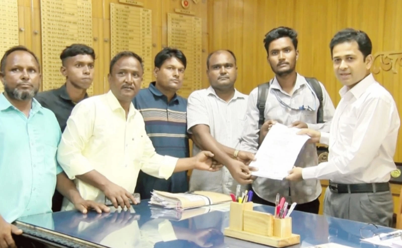 নদীভাঙন রোধ, রাস্তা সংস্কার ও স্পিডবোটের দাবিতে ডিসির কাছে স্মারকলিপি