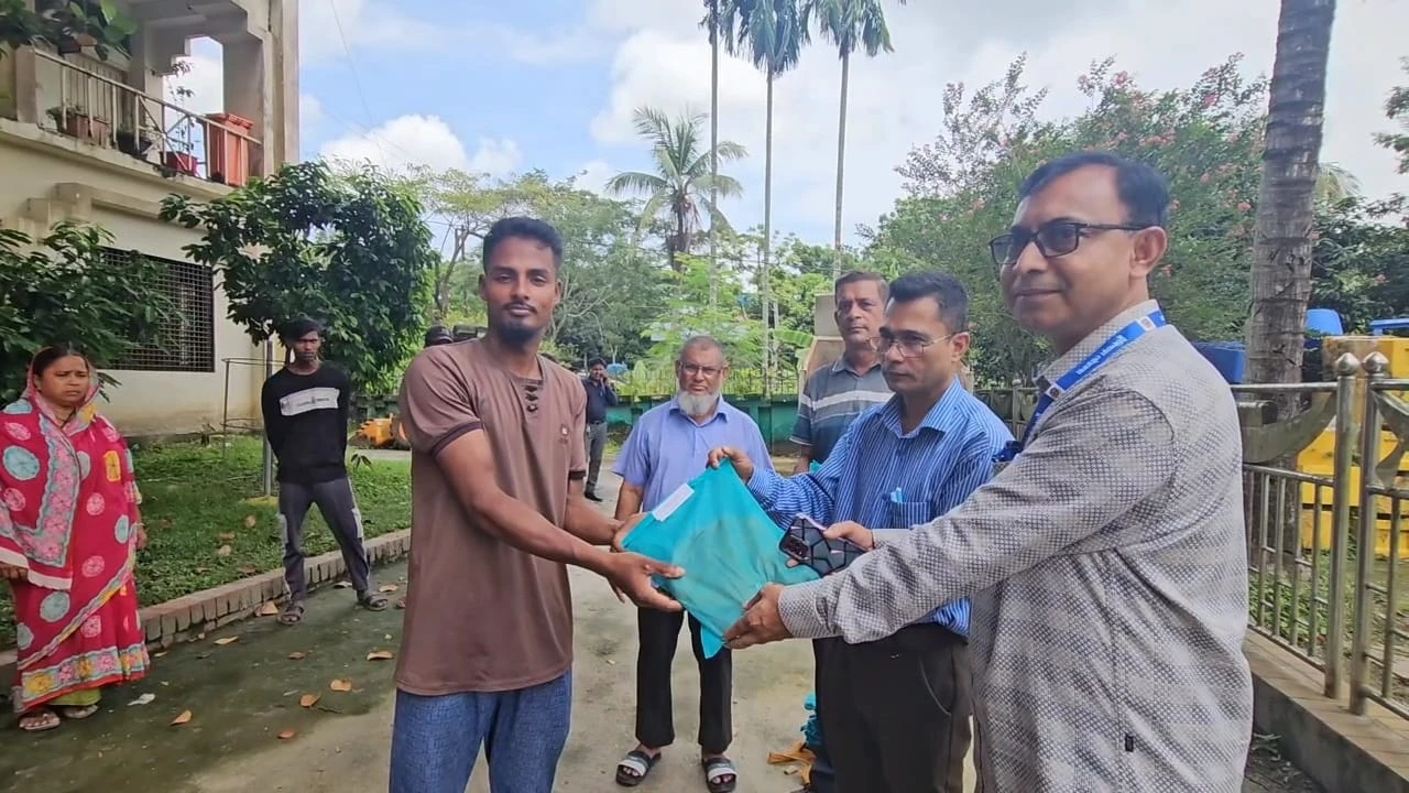 টুঙ্গিপাড়ায় পৌর পরিচ্ছন্ন কর্মীদের মাঝে ইউনিফর্ম বিতরণ