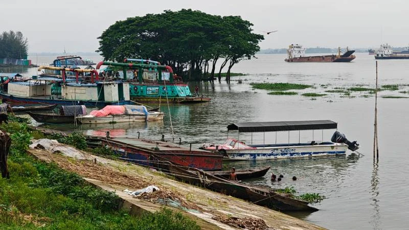 নৌ পুলিশ ফাঁড়ির নাকের ডগায় কারেন্ট জালের দাপট, মতলবে প্রকাশ্যে নিষিদ্ধ জাল মেরামত ও মাছ শিকার