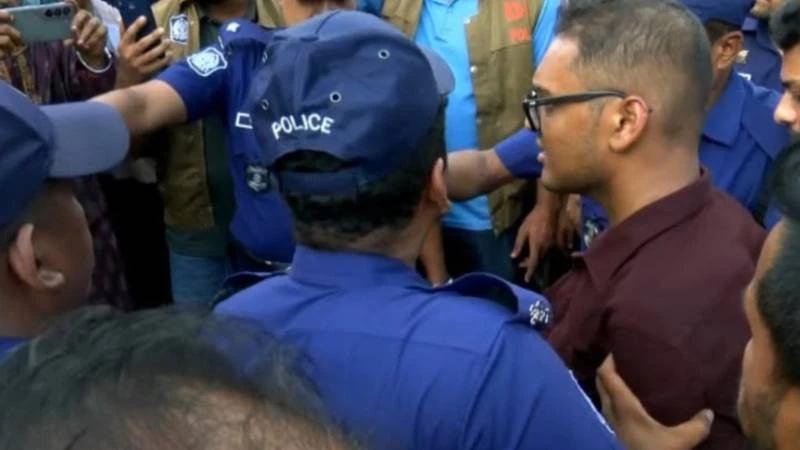বিমান মন্ত্রী ও সংসদ হুইপের পথসভা থেকে পিস্তলসহ যুবক আটক