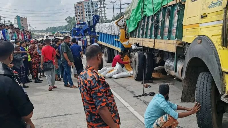 বগুড়ায় দাঁড়িয়ে থাকা ট্রাকে অপর ট্রাকের ধাক্কায় নিহত ৩