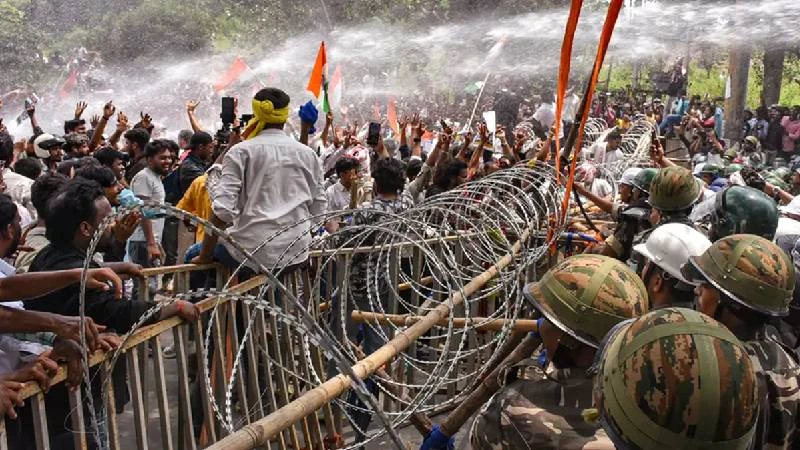 ফের ছাত্র বিক্ষোভে উত্তাল ভারত, পুলিশের লাঠিচার্জ-জলকামান