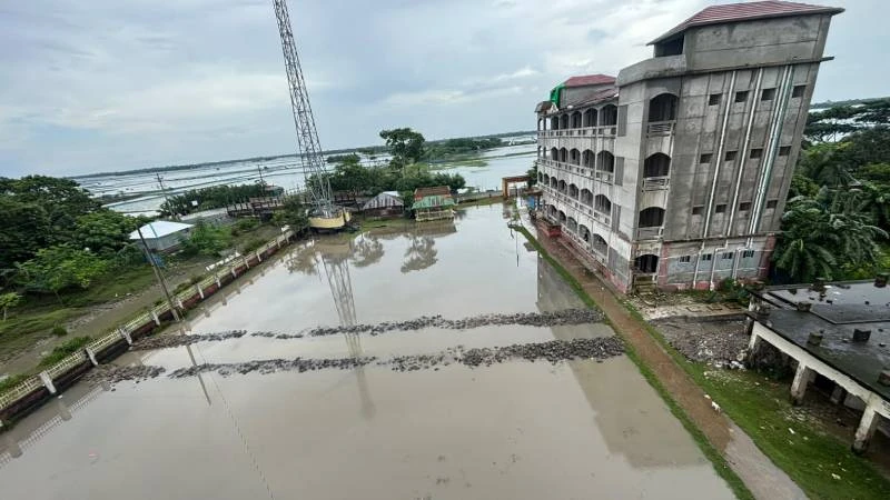 মোংলায় স্কুলের মাঠে রাতের আঁধারে মাটি কেটে ড্রেন, ক্ষুব্ধ শিক্ষক-এলাকাবাসী