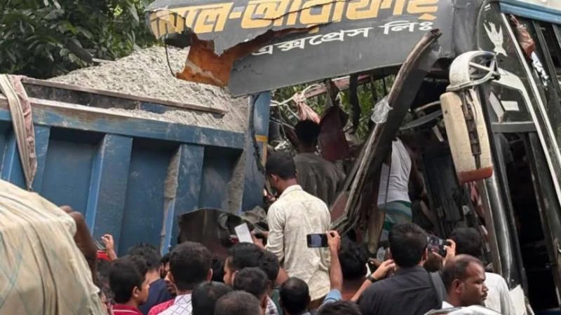 চাঁদপুরে বাস-ট্রাক মুখোমুখি সংঘর্ষে নিহত ৩