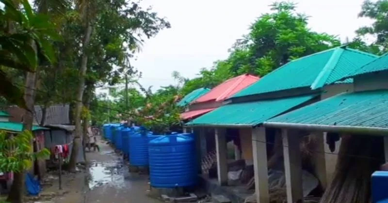 টুঙ্গিপাড়ায় গৃহহীনদের জন্য নির্মিত ঘরে ঝুলছে তালা, আগাছায় ঢেকেছে আঙিনা; জনকল্যাণে ব্যবহারের দাবি
