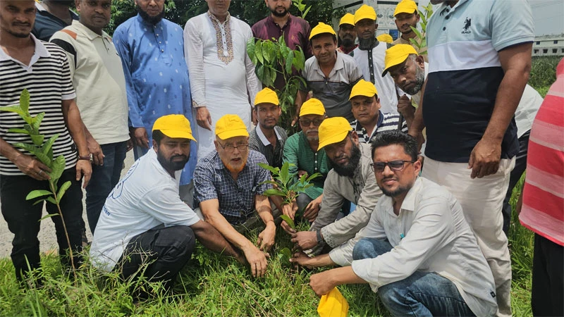 টুঙ্গিপাড়ায় স্বেচ্ছাসেবক দলের প্রতিষ্ঠাবার্ষিকীতে বৃক্ষরোপ