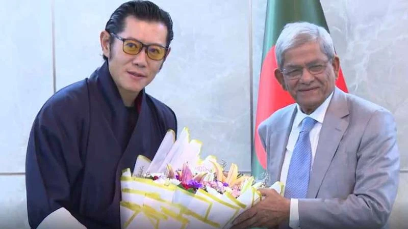 ঢাকায় যাত্রাবিরতি করলেন ভুটানের রাজা, রাষ্ট্রপতির সঙ্গে  সৌজন্য সাক্ষাৎ