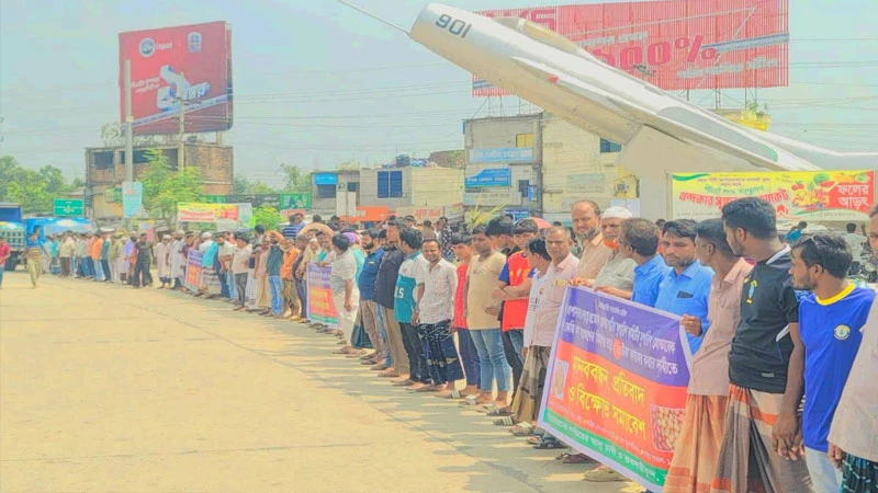আলুর ন্যায্য দাম ও হিমাগার ভাড়া কমানোর দাবিতে বগুড়ায় কৃষক-ব্যবসায়ীদের অবরোধ