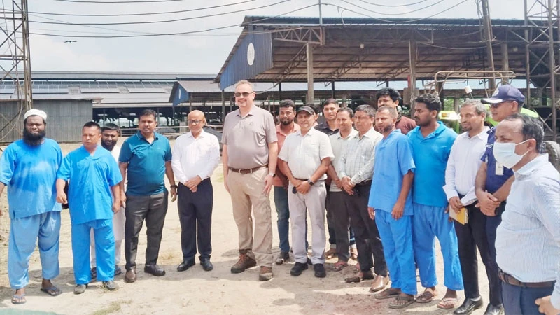গঙ্গাচড়ায় গরু পালন ও ঘানিভাঙা তেল দেখলেন মার্কিন রাষ্ট্রদূত