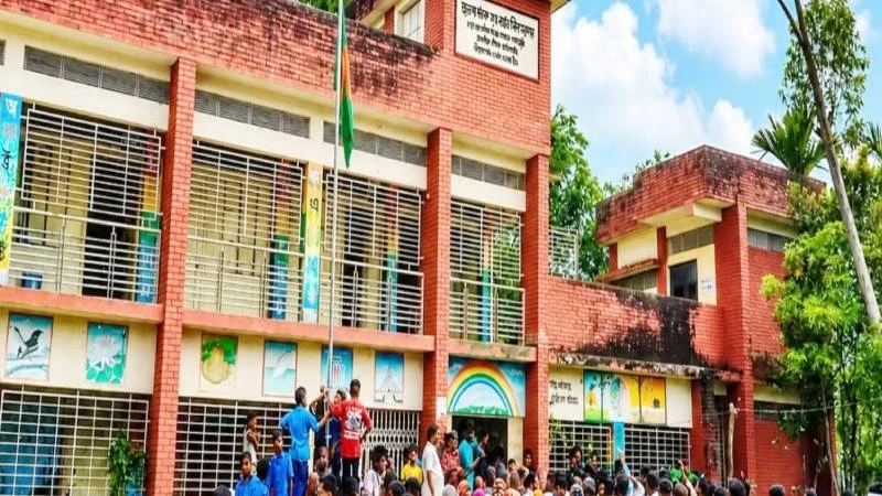 ছাত্রীকে যৌন হয়রানির অভিযোগ, শিক্ষককে ধরতে গিয়ে বিদ্যালয়ে তুলকালাম
