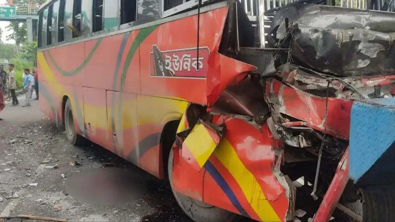বিকল হওয়া কাভার্ডভ্যানে বাসের ধাক্কায় ৩জন নিহত