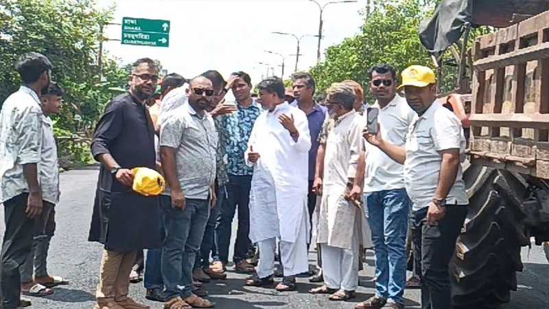 সড়ক সংস্কারে নিম্নমানের পাথর ও অনিয়মের অভিযোগ: সরেজমিনে মাদারীপুরের এমপি জাহান্দার আলী
