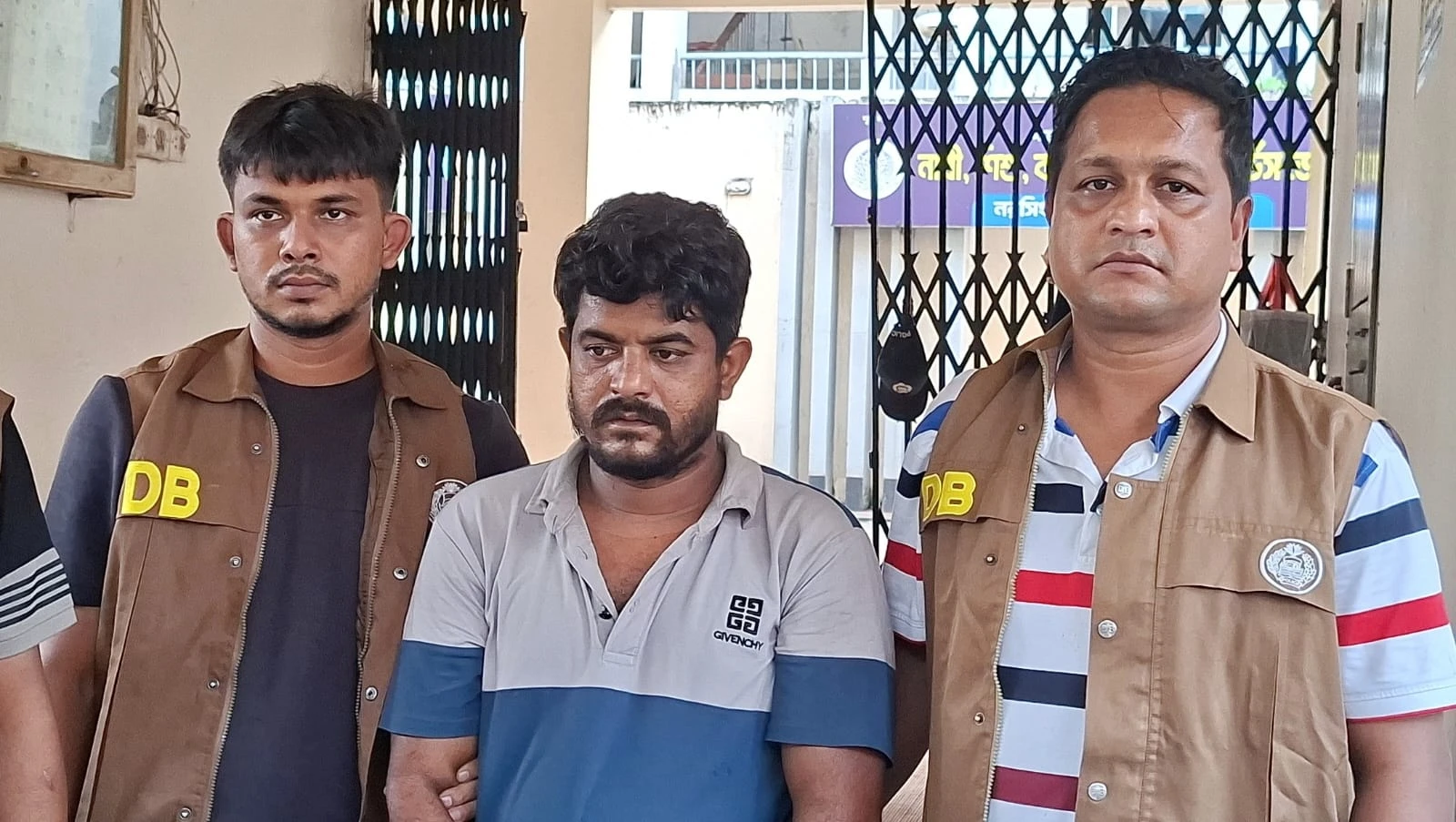 মেয়েকে ধর্ষণের পর ভিডিও ধারণ, নরসিংদীতে বাবা গ্রেপ্তার