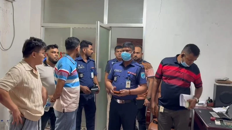 ধামরাইয়ে ব্যাটারি কারখানায় চীনা কর্মকর্তাকে বেধে ৭০ লাখ টাকা লুটের অভিযোগ