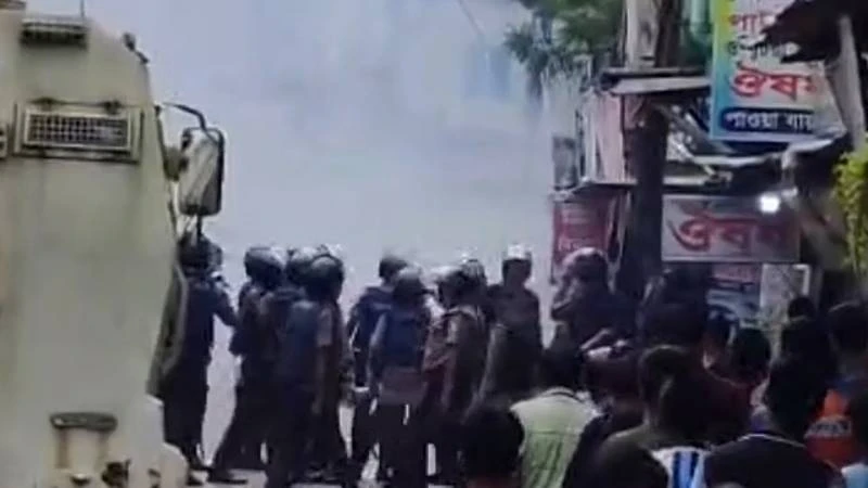 গাজীপুরে বকেয়া বেতনের দাবিতে শ্রমিক-পুলিশ ধাওয়া-পাল্টাধাওয়া