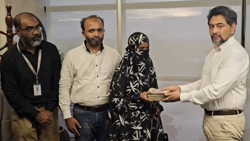 আশুলিয়ায় অগ্নিকাণ্ডে নিহত ৪ পরিবারের পাশে প্রিটি কম্পোজিট, ৩ লাখ টাকা করে সহায়তা